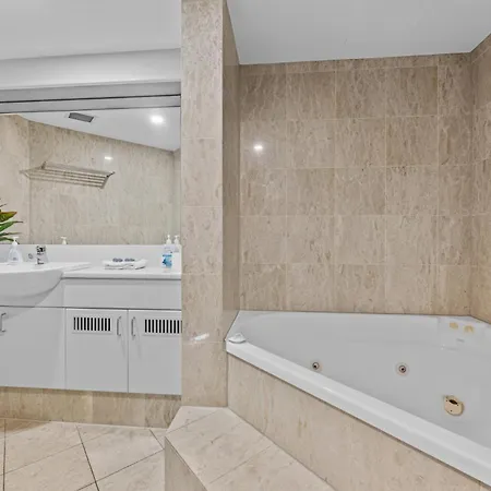 Lavish 3-bed With Wraparound Balcony And Pool Apartment Brisbane