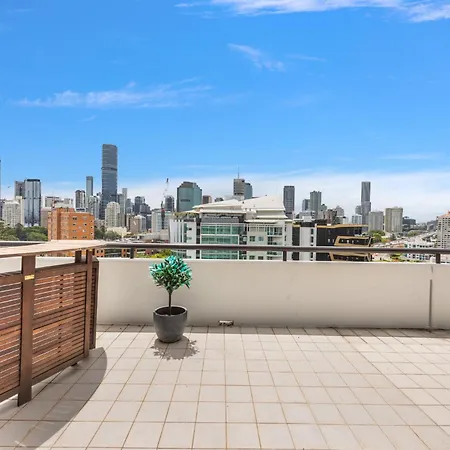 Lavish 3-bed With Wraparound Balcony And Pool *