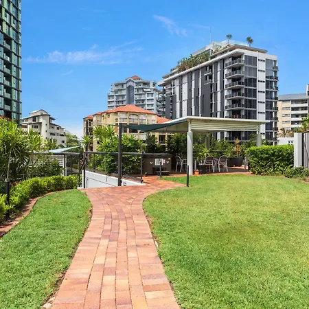 Lavish 3-bed With Wraparound Balcony And Pool Brisbane