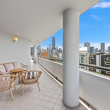 Lavish 3-bed With Wraparound Balcony And Pool * Brisbane