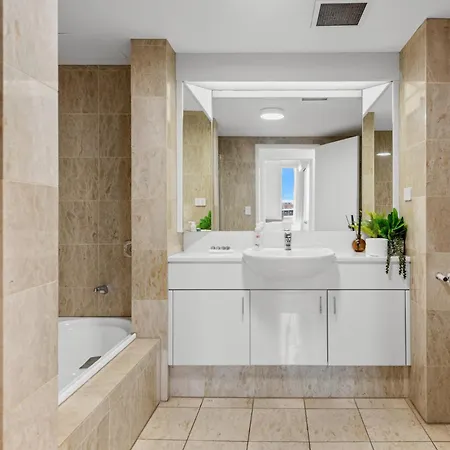 Apartment Lavish 3-bed With Wraparound Balcony And Pool