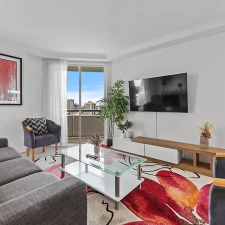 Lavish 3-bed With Wraparound Balcony And Pool Apartment *
