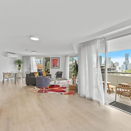 Apartment Lavish 3-bed With Wraparound Balcony And Pool *