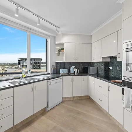 Lavish 3-bed With Wraparound Balcony And Pool *