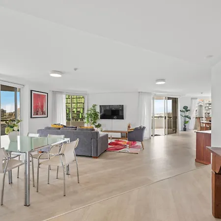 Lavish 3-bed With Wraparound Balcony And Pool Brisbane