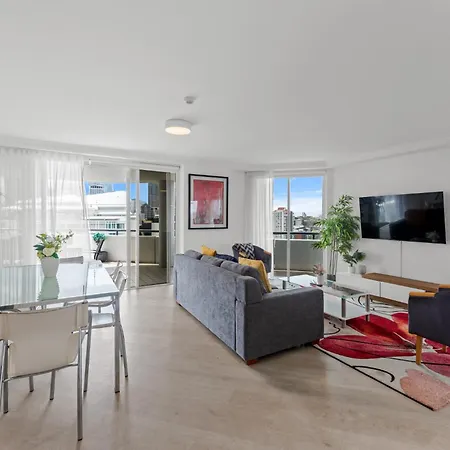 Lavish 3-bed With Wraparound Balcony And Pool * Brisbane