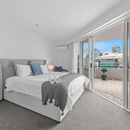 Apartment Lavish 3-bed With Wraparound Balcony And Pool
