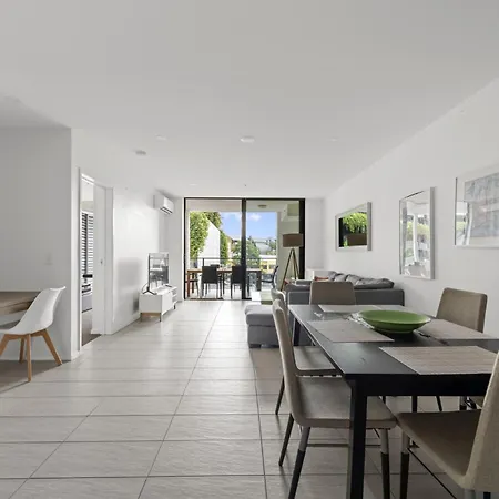 Sleek With Parking And Balcony * Brisbane