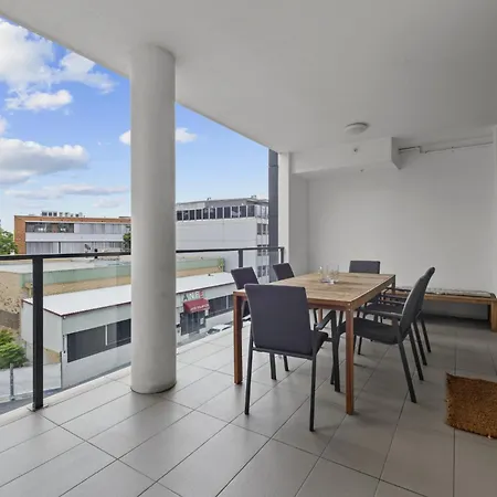 Apartment Sleek With Parking And Balcony Brisbane