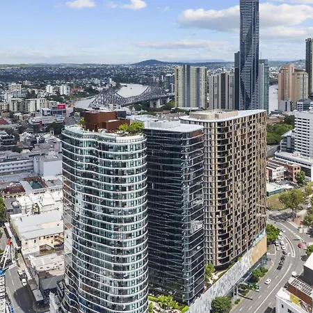 High-rise 1-bed With Pool, Gym And Parking *