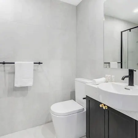 Modern 2-bed 2-bath - Walk To Hospital & Westfield