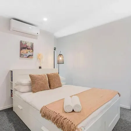 Modern 2-bed 2-bath - Walk To Hospital & Westfield Apartment Brisbane