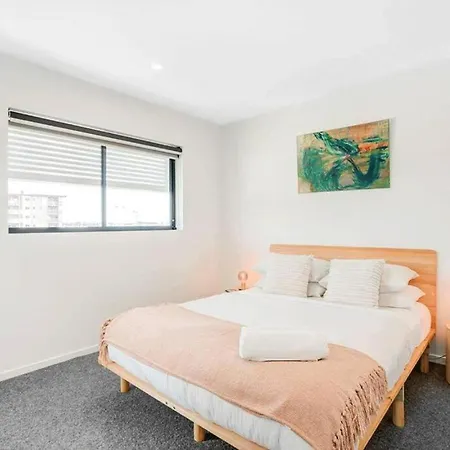 Modern 2-bed 2-bath - Walk To Hospital & Westfield Brisbane