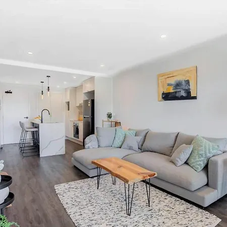 Modern 2-bed 2-bath - Walk To Hospital & Westfield Apartment