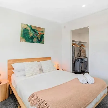 Modern 2-bed 2-bath - Walk To Hospital & Westfield