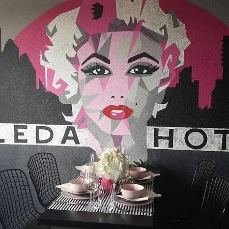Retro Chic Vibes, Tropical Pool & Prime Location Brisbane