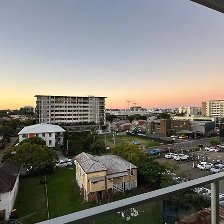 Modern 2-bed 2-bath - Walk To Hospital & Westfield *