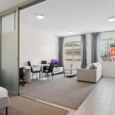 Apartment The Capitol - Prime Location Studio With Pool & Parking