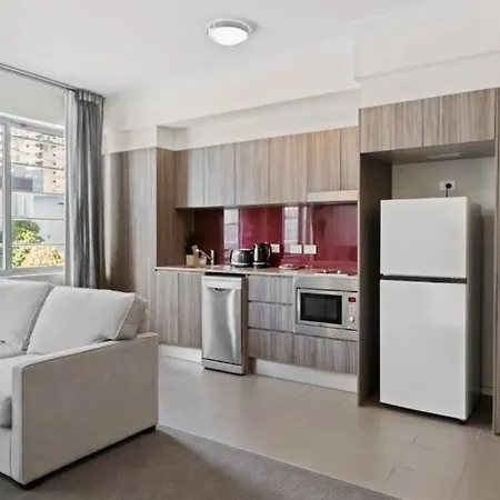 Apartment The Capitol - Prime Location Studio With Pool & Parking