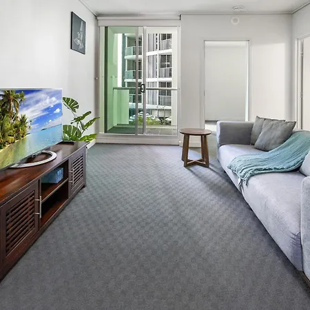 Apartment Spacious 2-bed With Pool Close To Cbd *