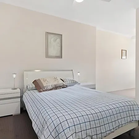 Parkland Luxury Cbd Apartment