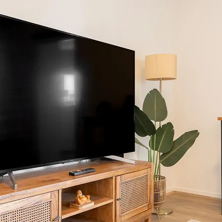 Tranquil 2-bed Inner City Retreat With Parking *