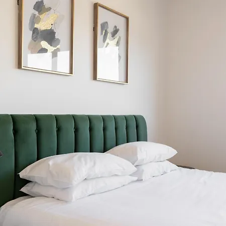 Tranquil 2-bed Inner City Retreat With Parking *