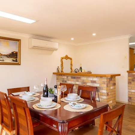 4 Beds Family House At Sunnybank Hills Holiday home *