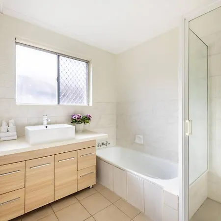 Holiday home 5 Mins To Mall Convenient 4br At Sunnybank *