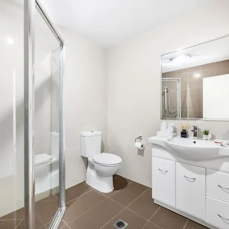 3bd Townhouse Close To Shops, Transport With Carpark *