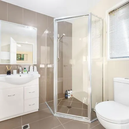 Holiday home 3bd Townhouse Close To Shops, Transport With Carpark