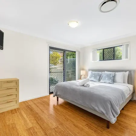3bd Townhouse Close To Shops, Transport With Carpark
