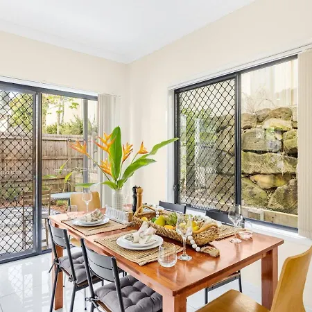 3bd Townhouse Close To Shops, Transport With Carpark * Brisbane