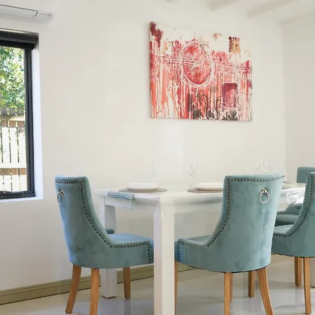 Contemporary 2-bedroom With Movie *