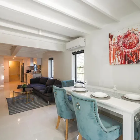 Apartment Contemporary 2-bedroom With Movie