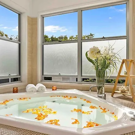 Balmoral House Retreat Pool & *