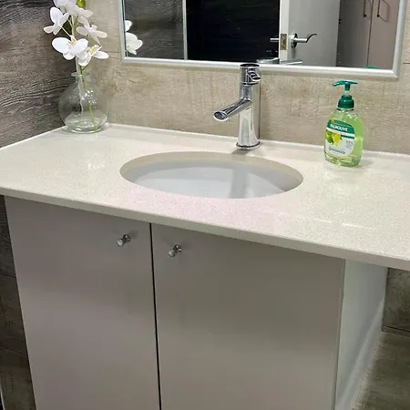 Location Cbd & Free Parking Apartment