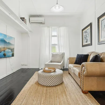 Classic Charm 3-bed Family By Oxenham Park Brisbane
