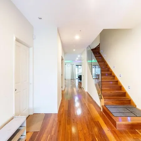 Apartment Spacious 5br 3ba W Parking And Yard In Sunnybank M11 *