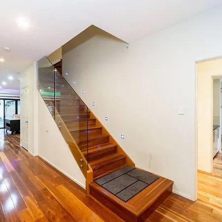 Apartment Spacious 5br 3ba W Parking And Yard In Sunnybank M11 *