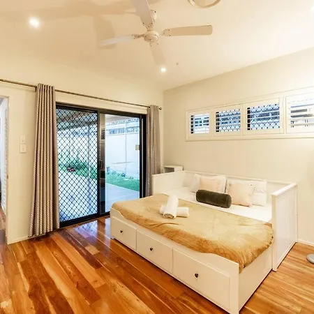 Spacious 5br 3ba W Parking And Yard In Sunnybank M11 Apartment *