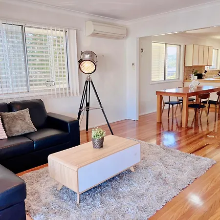 Family Cozy Retreat Near Westfield Villa