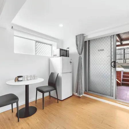 Holiday home 1 Bedroom Unit Near Highway Transports N Shops Brisbane
