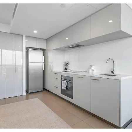 Stunning Cityview 1br Apt, 1 Min To Train