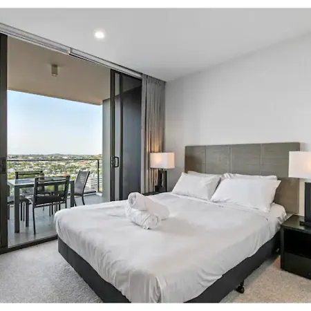 Stunning Cityview 1br Apt, 1 Min To Train Apartment *