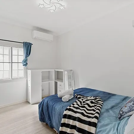 Artistic Queenslander With Park Views - 5 Bedroom - Sleep 10 Holiday home *