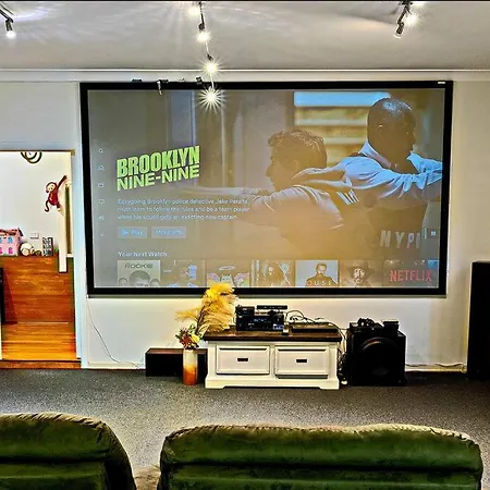 Artistic Queenslander With Park Views - 5 Bedroom - Sleep 10