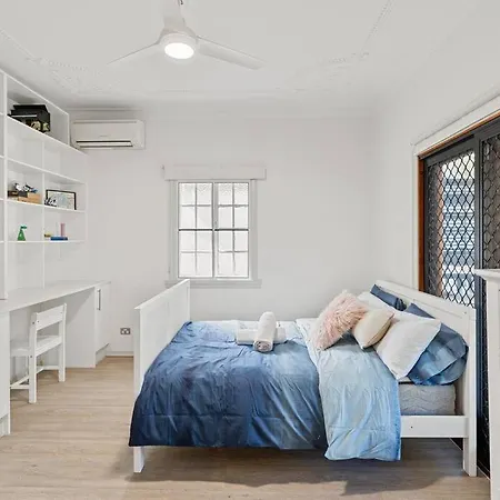 Artistic Queenslander With Park Views - 5 Bedroom - Sleep 10 Holiday home *