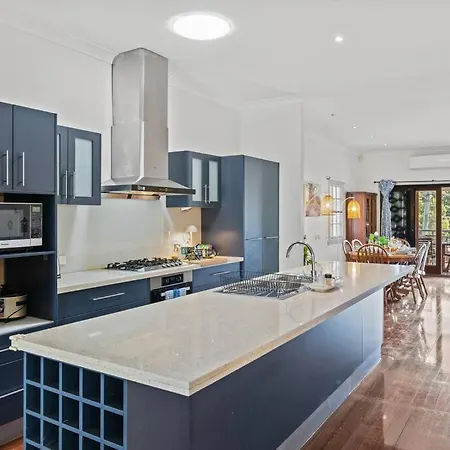 Holiday home Artistic Queenslander With Park Views - 5 Bedroom - Sleep 10