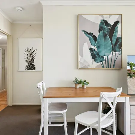 Inner-City 1-Bed With Pool & Spa Apartment